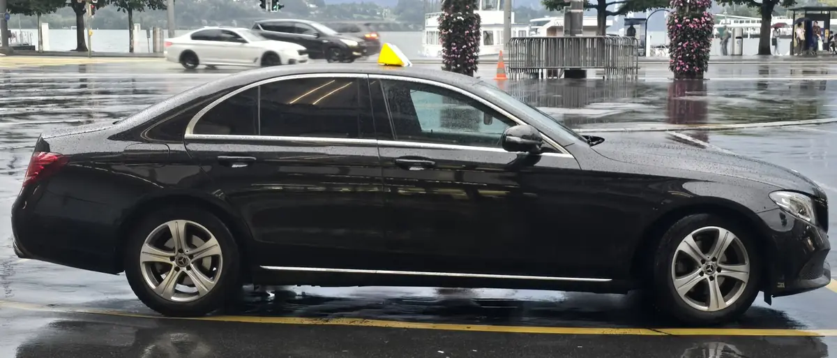 Stadtfahrt bei Regen